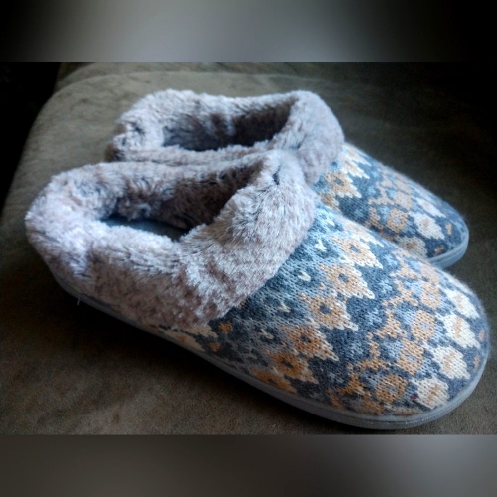 Cozy Mountain slippers size M(7-8)